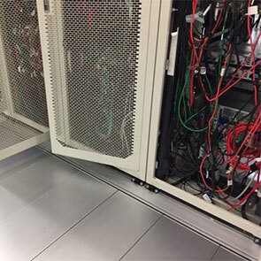 サーバーのアンマウント作業。回収後データを消去して買取